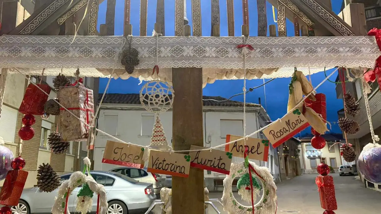 La localidad mantiene viva una tradici&oacute;n en la que los nombres de los vecinos fallecidos durante el a&ntilde;o forman parte del acto comunitario navide&ntilde;o.
