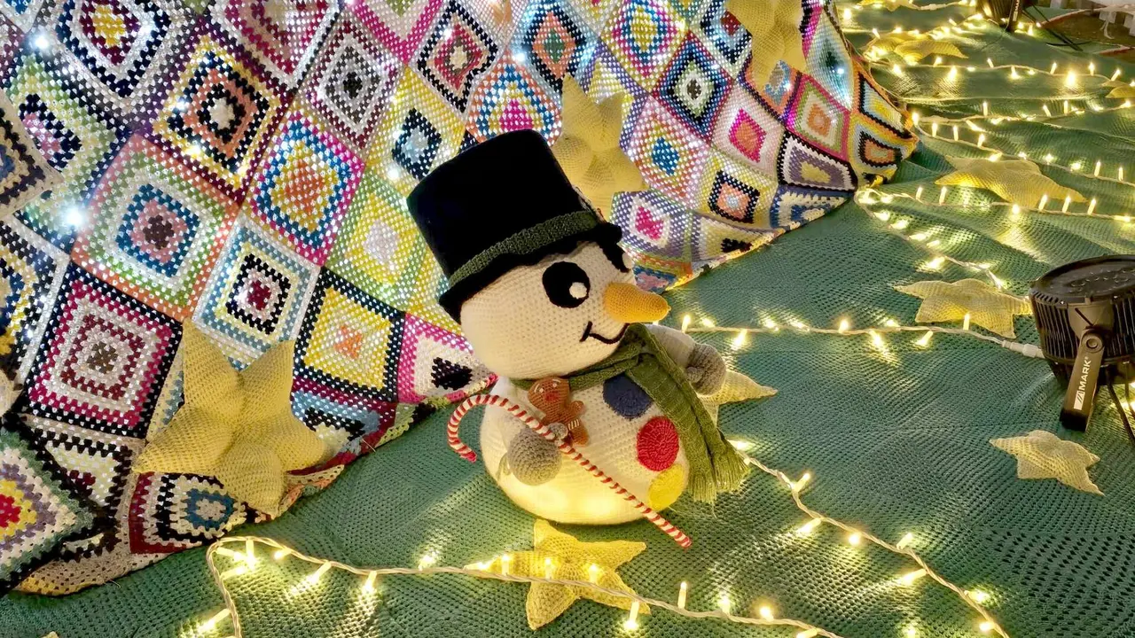 Villoria de &Oacute;rbigo se llena de Navidad con su &aacute;rbol de ganchillo, un espectacular bel&eacute;n, cientos de creaciones manuales y una decoraci&oacute;n &uacute;nica de la localidad. Fotos Carlos Calvo