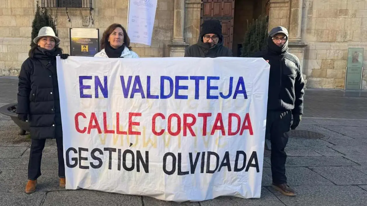 La monta&ntilde;a central leonesa ha vuelto a trasladar su protesta a la capital. Un grupo de vecinos de Valdeteja, localidad perteneciente al municipio de Valdelugueros, se ha concentrado este lunes 29 de diciembre ante la Diputaci&oacute;n de Le&oacute;n. Esta movilizaci&oacute;n da continuidad a la protesta iniciada el pasado mes de octubre frente a la Gerencia del Catastro, en una lucha que ya suma m&aacute;s de tres a&ntilde;os de reclamaciones sin respuesta oficial.