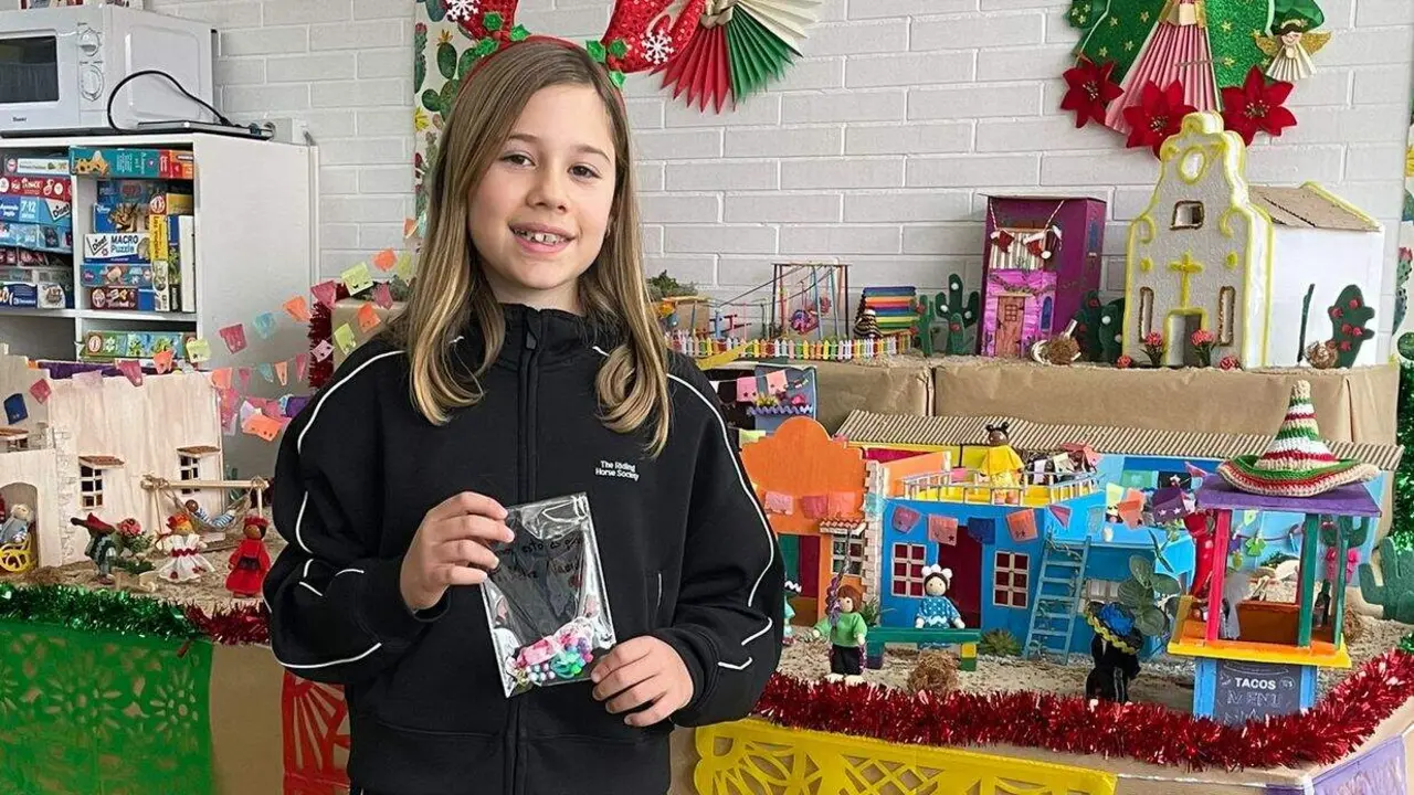 Adriana con una de sus pulseras hechas a mano frente al bel&eacute;n de la Sala de Juegos de Pediatr&iacute;a de la Gasbi 1