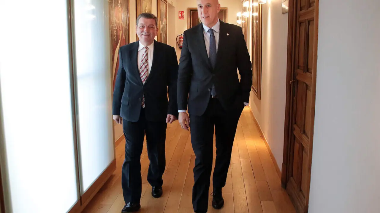 El consejero de la Presidencia, Luis Miguel Gonz&aacute;lez Gago, y el alcalde de Le&oacute;n, Jos&eacute; Antonio Diez, presentan los actos conmemorativos organizados con motivo del IX centenario del fallecimiento de la reina Urraca I de Le&oacute;n