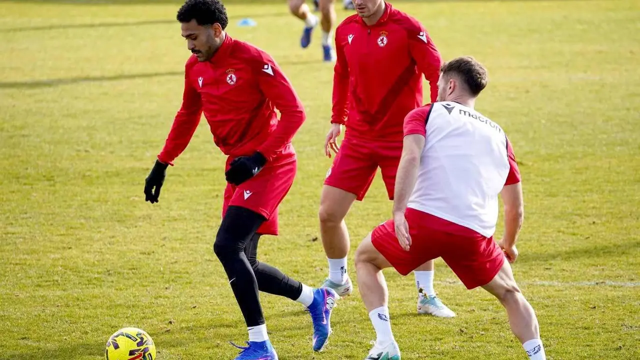 Mboula controla el bal&oacute;n durante el entrenamiento de este lunes. Foto: CyDL