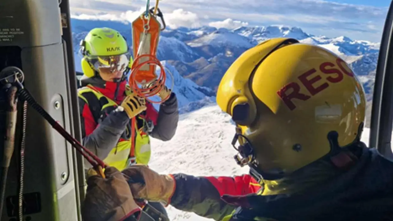Imagen de los equipos a&eacute;reos de rescate durante su intervenci&oacute;n.