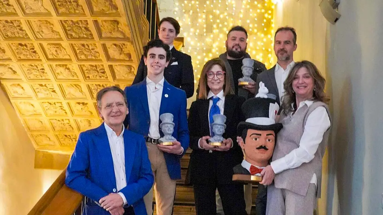 El Festival Internacional Le&oacute;n Vive la Magia celebr&oacute; este lunes el acto de entrega de premios de su XXII edici&oacute;n, en el transcurso de un almuerzo celebrado en el restaurante Colegiata de San Isidoro, en Le&oacute;n. El certamen reconoci&oacute; el compromiso con la cultura y las artes esc&eacute;nicas de distintos medios, instituciones y creadores, adem&aacute;s de designar a sus nuevos Embajadores de la Magia.