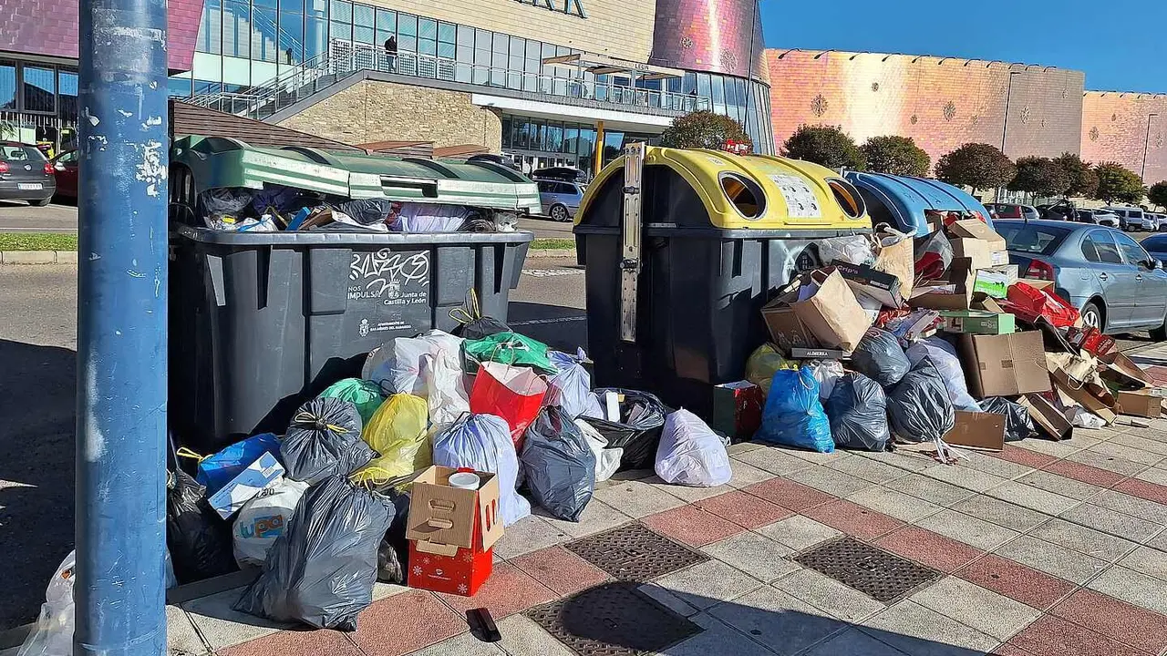 Imagen tomada por el PP denunciando la basura en las calles de San Andr&eacute;s.