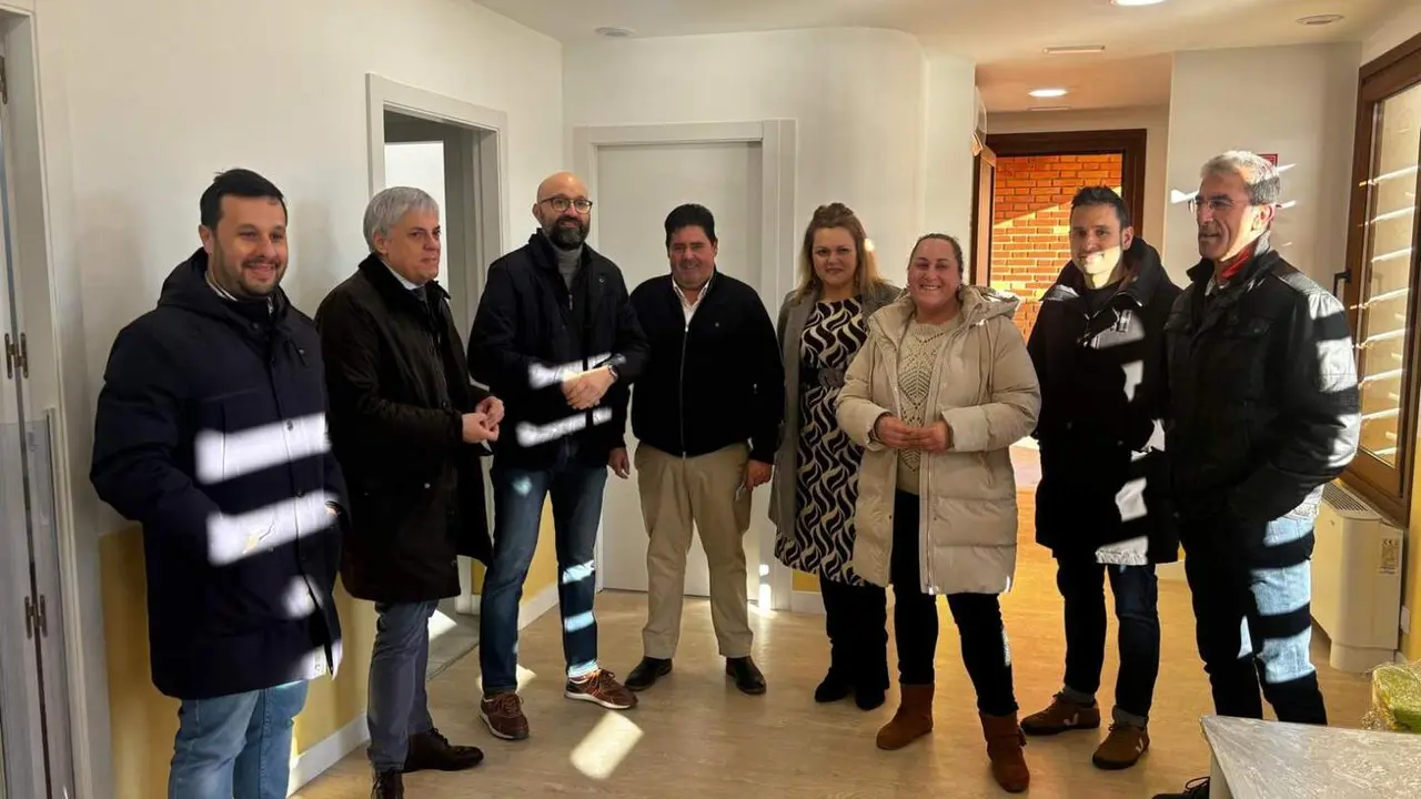 El subdelegado del Gobierno visit&oacute; este martes Pobladura de Pelayo Garc&iacute;a para conocer la rehabilitaci&oacute;n de las antiguas escuelas. Foto: Gob. Le&oacute;n