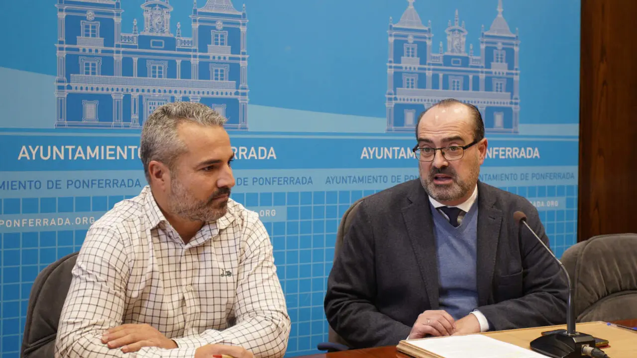 El alcalde de Ponferrada, Marco Morala (D), junto al concejal de Comercio, David Pacios (I), durante la presentaci&oacute;n de los Programas Mixtos de Formaci&oacute;n y Empleo