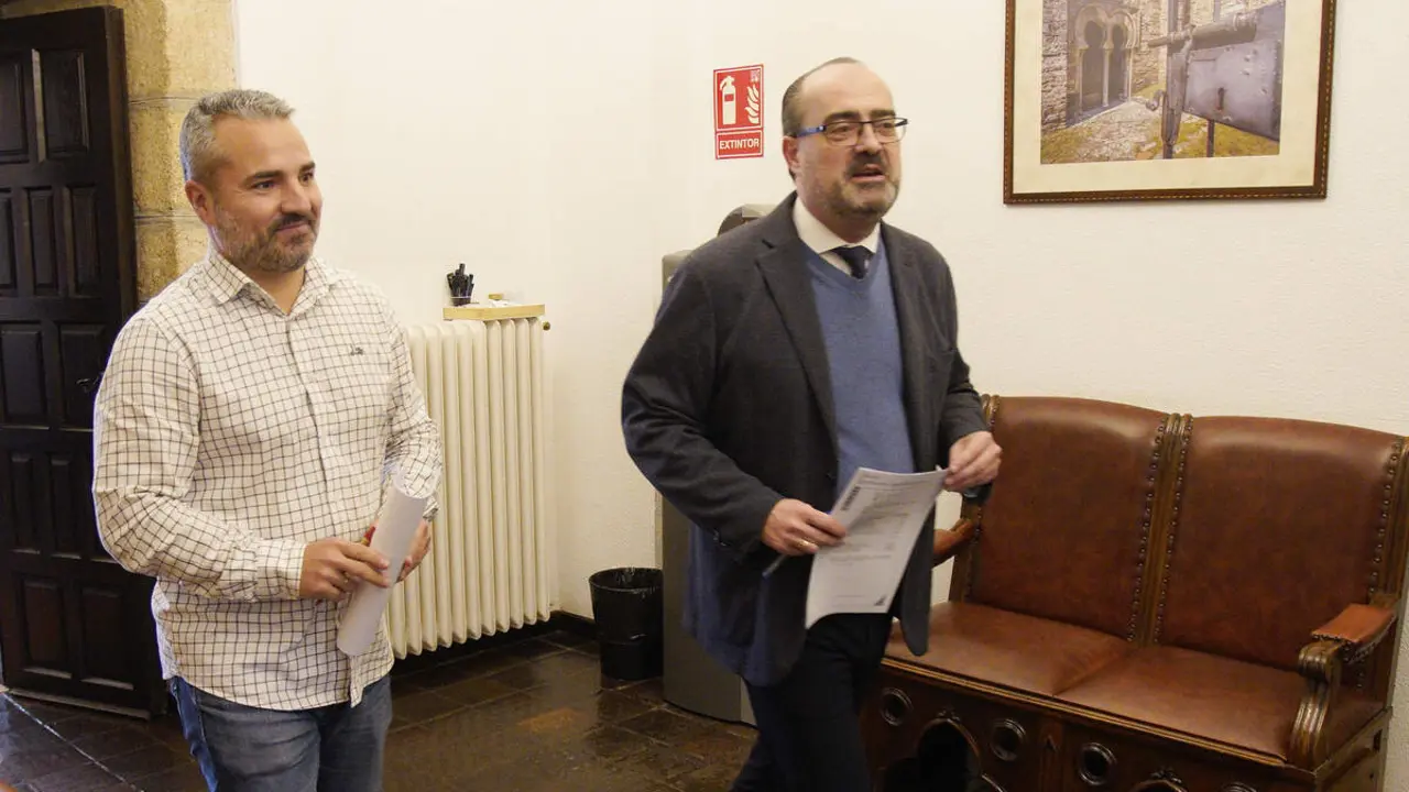 El alcalde de Ponferrada, Marco Morala (D), junto al concejal de Comercio, David Pacios (I), durante la presentaci&oacute;n de los Programas Mixtos de Formaci&oacute;n y Empleo.