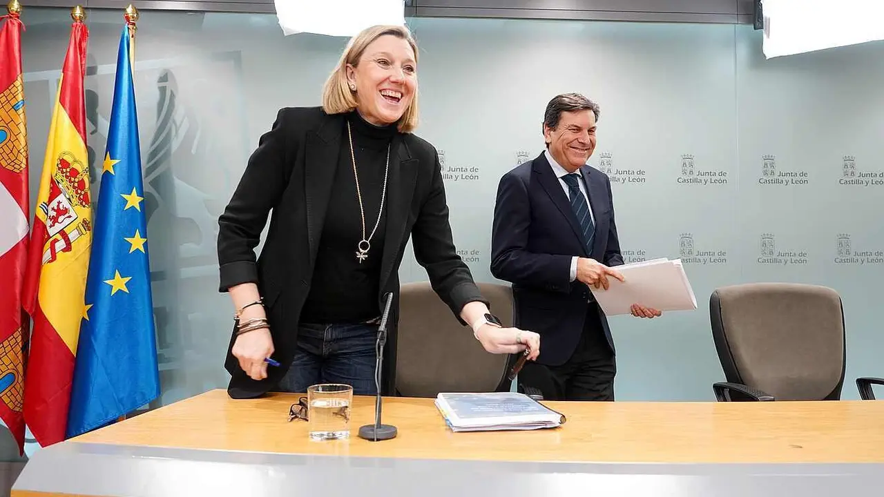 El consejero de Econom&iacute;a y Hacienda y portavoz, Carlos Fern&aacute;ndez Carriedo, comparece en rueda de prensa posterior al Consejo de Gobierno junto a la vicepresidenta y consejera de Familia Isabel Blanco.