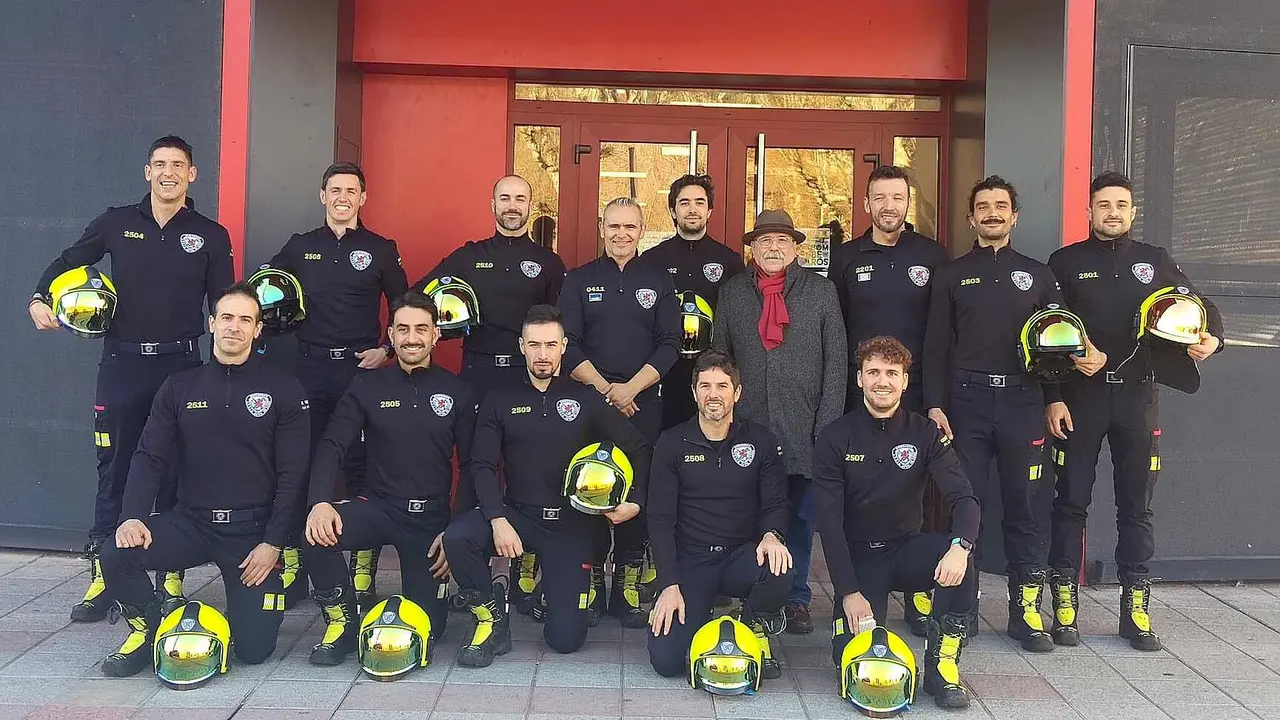 Imagen de los nuevos efectivos del Parque de Bomberos de Le&oacute;n tras recibir de forma simb&oacute;lica su casco como aprobado en el proceso formativo.