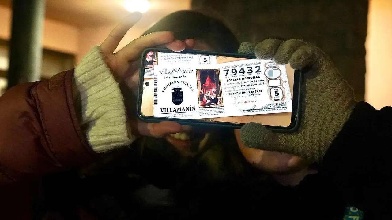 Reuni&oacute;n entre la Comisi&oacute;n de Fiestas de Villaman&iacute;n y los vecinos premiados con el gordo de la Loter&iacute;a de Navidad