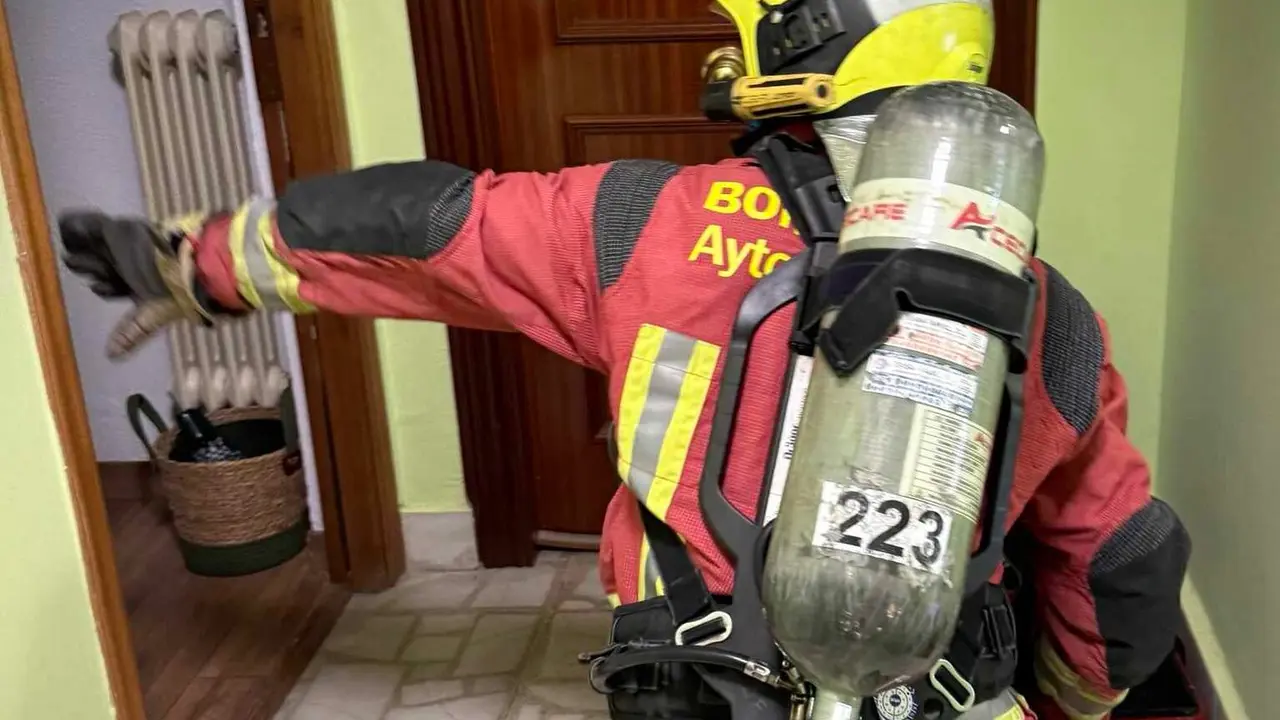 Efectivos de Bomberos Le&oacute;n, durante una intervenci&oacute;n en una vivienda.