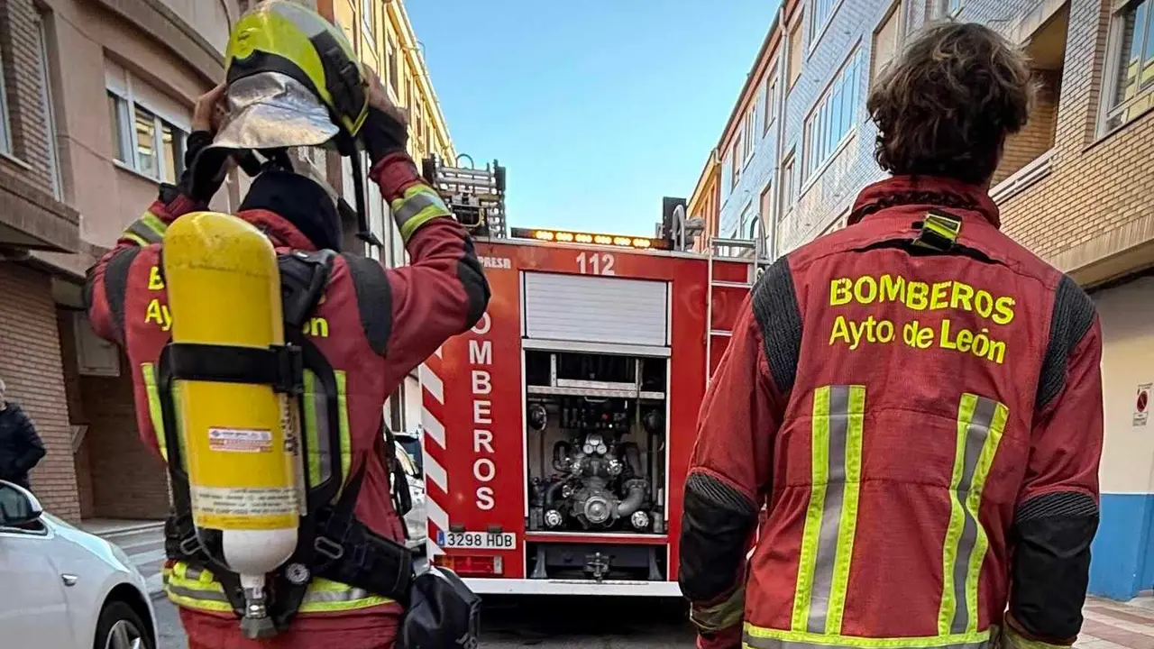 Los Bomberos de Le&oacute;n han cerrado el a&ntilde;o con dos intervenciones en la capital leonesa: un incendio en una vivienda provocado por un horno el&eacute;ctrico y la recuperaci&oacute;n de unas llaves que hab&iacute;an ca&iacute;do al vac&iacute;o de un ascensor. Fotos: Bomberos Le&oacute;n