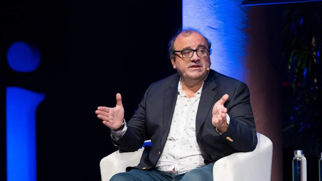 El investigador leon&eacute;s Antonio Turiel, durante un encuentro con estudiantes de la UOC. Foto: UOC