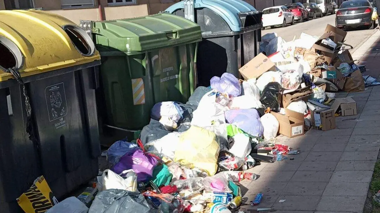 La oposici&oacute;n reprocha la grave situaci&oacute;n de la recogida de basura en San Andr&eacute;s. Foto: IU Podemos