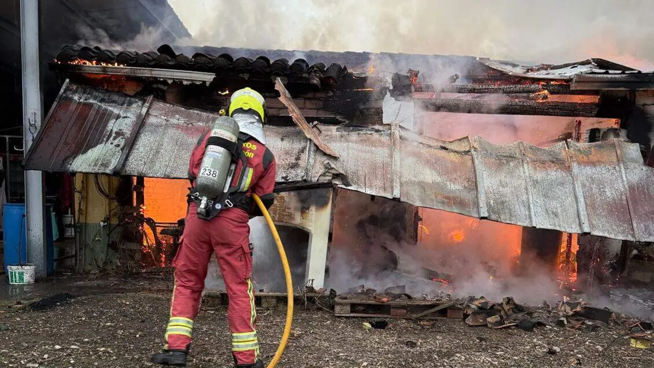 Actuaci&oacute;n de los Bomberos de Le&oacute;n en el incendio del hostal en Santas Martas. Fotos: Bomberos de Le&oacute;n.