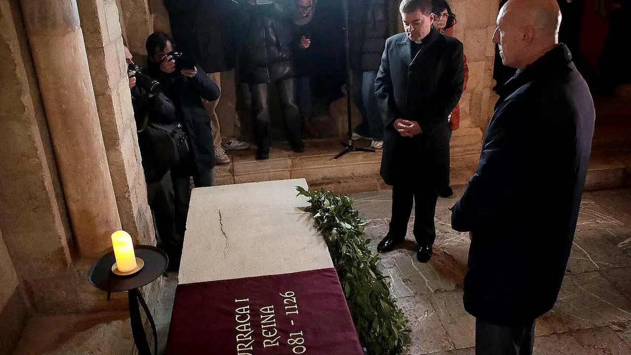 La colegiata de san Isidoro acoge un homenaje a la que fuera reina de Le&oacute;n, Castilla y Galicia en el 900 aniversario de su muerte. Fotos: Peio Garc&iacute;a