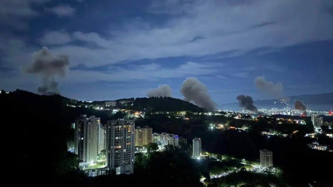 Imagen de las columnas de humo tras el impacto de los misiles.