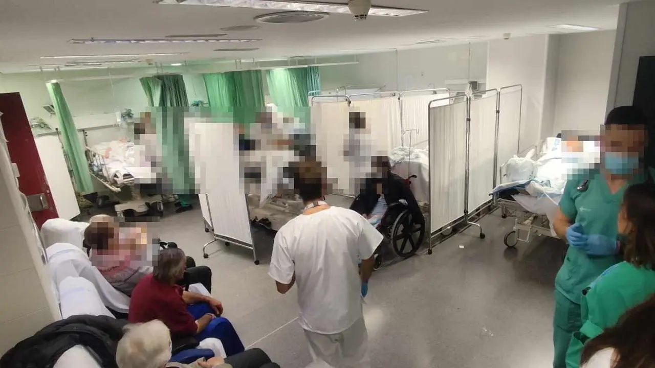 El servicio de Urgencias del Hospital de Le&oacute;n ha vuelto a atravesar de nuevo una situaci&oacute;n cr&iacute;tica en las &uacute;ltimas horas. Este viernes 2 de enero, el &aacute;rea ha llegado a un escenario de bloqueo total, con 151 pacientes atendidos simult&aacute;neamente.