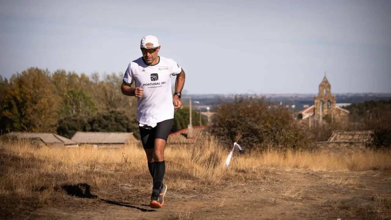 Un corredor de la pasada edici&oacute;n de la Backyard Curillas.