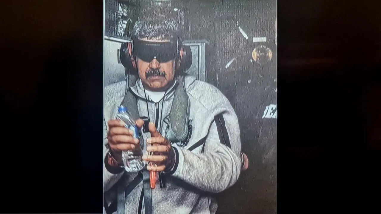 Primera imagen oficial de Maduro tras ser detenido por los Estados Unidos y ya es un barco de guerra americano.