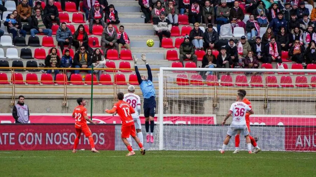 Aficionados de la Cultural presencian el partido en uno de los fondos del Reino de Le&oacute;n.