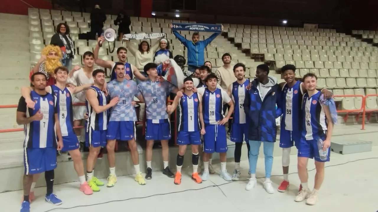Los jugadores del Cl&iacute;nica Ponferrada celebraron con la afici&oacute;n su victoria.