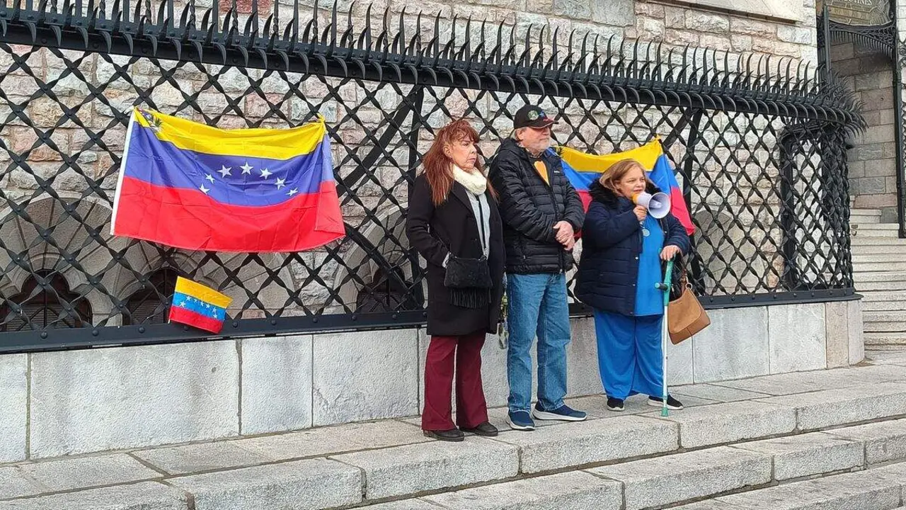 Tirso Alfonso Gonz&aacute;lez (centro), presidente de la asociaci&oacute;n de venezolanos en Le&oacute;n, este s&aacute;bado en Botines.