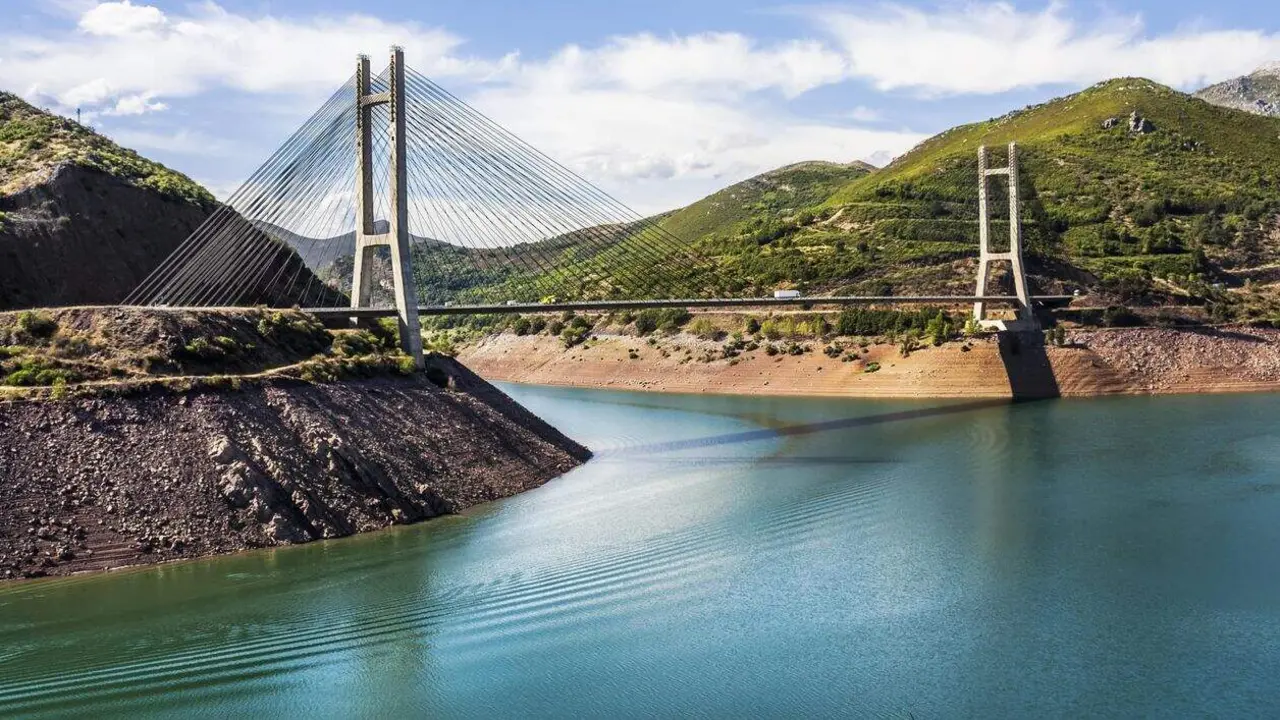 Emablse de Barrios de Luna 1