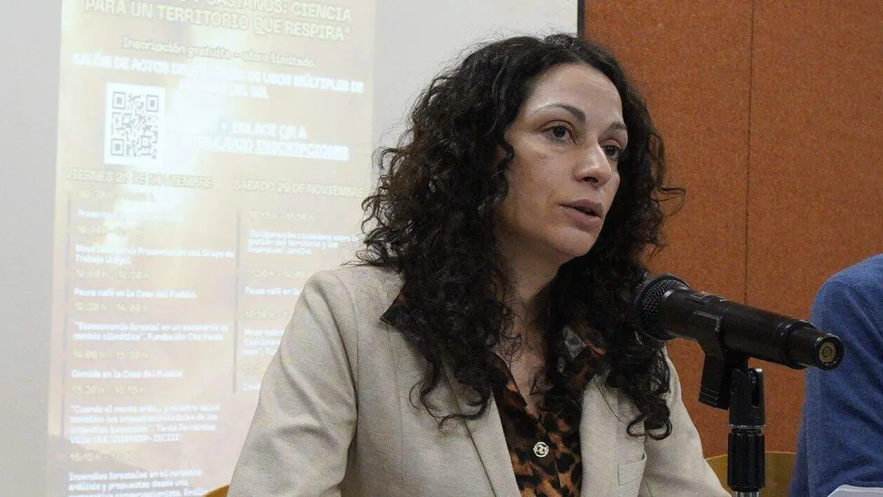 La alcaldesa de P&aacute;ramo del Sil (Le&oacute;n), Alicia Garc&iacute;a (C), junto al director de la Fundaci&oacute;n Oso Pardo, Guillermo Palomero, y la vicerrectora del Campus de Ponferrada, Pilar Marqu&eacute;s (I), durante la inauguraci&oacute;n de las Jornadas Cient&iacute;fico-T&eacute;cnicas &lsquo;Entere osos y casta&ntilde;os: ciencia para un territorio que respira&rsquo;