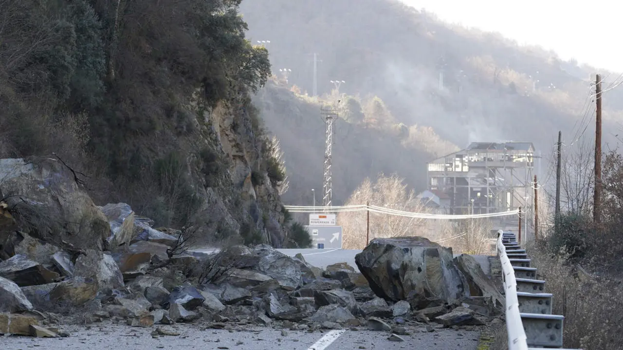 Nuevo desprendimiento en la carretera CL-631 en el t&eacute;rmino municipal de P&aacute;ramo del Sil (Le&oacute;n)