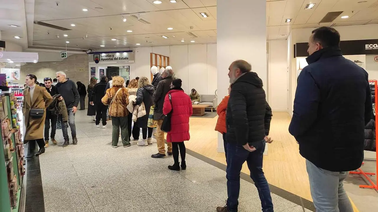 Colas, este lunes, en la administraci&oacute;n de El Corte Ingl&eacute;s donde el pasado a&ntilde;o toc&oacute; El Ni&ntilde;o.