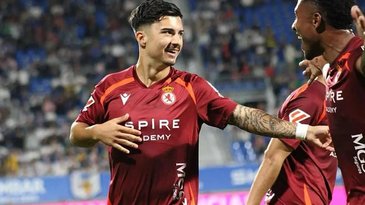 Cort&eacute;s celebra uno de sus goles en las filas de la Cultural y Deportiva Leonesa.