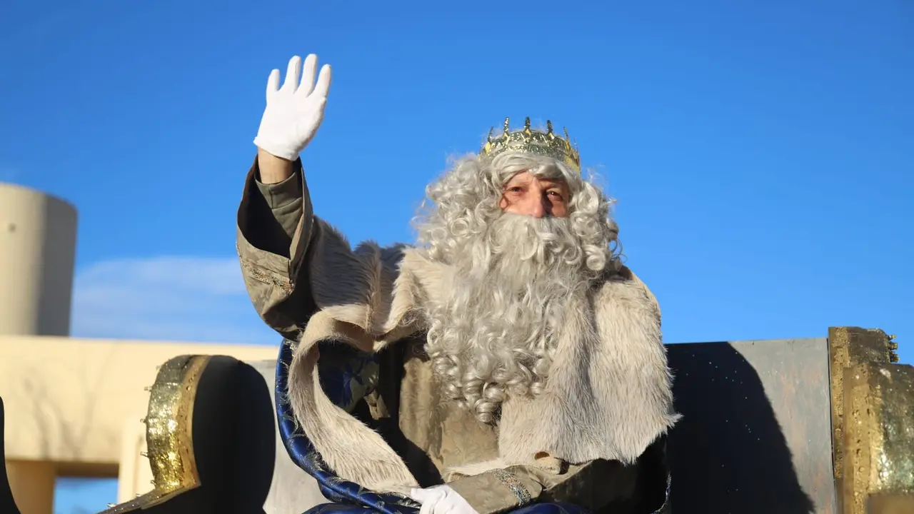 La jornada del 5 de enero ha dejado im&aacute;genes para el recuerdo en San Andr&eacute;s del Rabanedo, donde cientos de personas, muchas de ellas familias con ni&ntilde;os, salieron a la calle para saludar a Melchor, Gaspar y Baltasar. El intenso fr&iacute;o no fue obst&aacute;culo para una cabalgata marcada por la ilusi&oacute;n, los aplausos y el brillo de las luces, que convirtieron el municipio en un escenario de fantas&iacute;a. Fotos: Isaac Llamazares