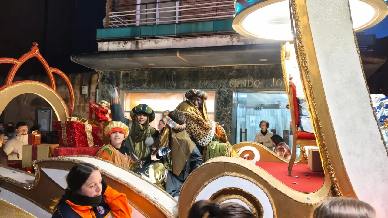 La noche m&aacute;s m&aacute;gica del a&ntilde;o se vivi&oacute; este domingo en Valencia de Don Juan con la visita de Sus Majestades los Reyes Magos de Oriente. Melchor, Gaspar y Baltasar hicieron las delicias de peque&ntilde;os y mayores en una jornada cargada de ilusi&oacute;n, regalos y ambiente festivo.