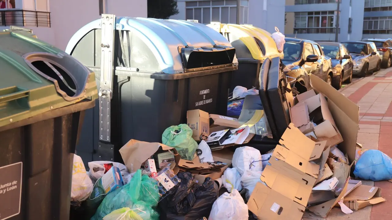 Basura acumulada en un contenedor de San Andr&eacute;s del Rabanedo este domingo. Foto: Isaac Llamazares