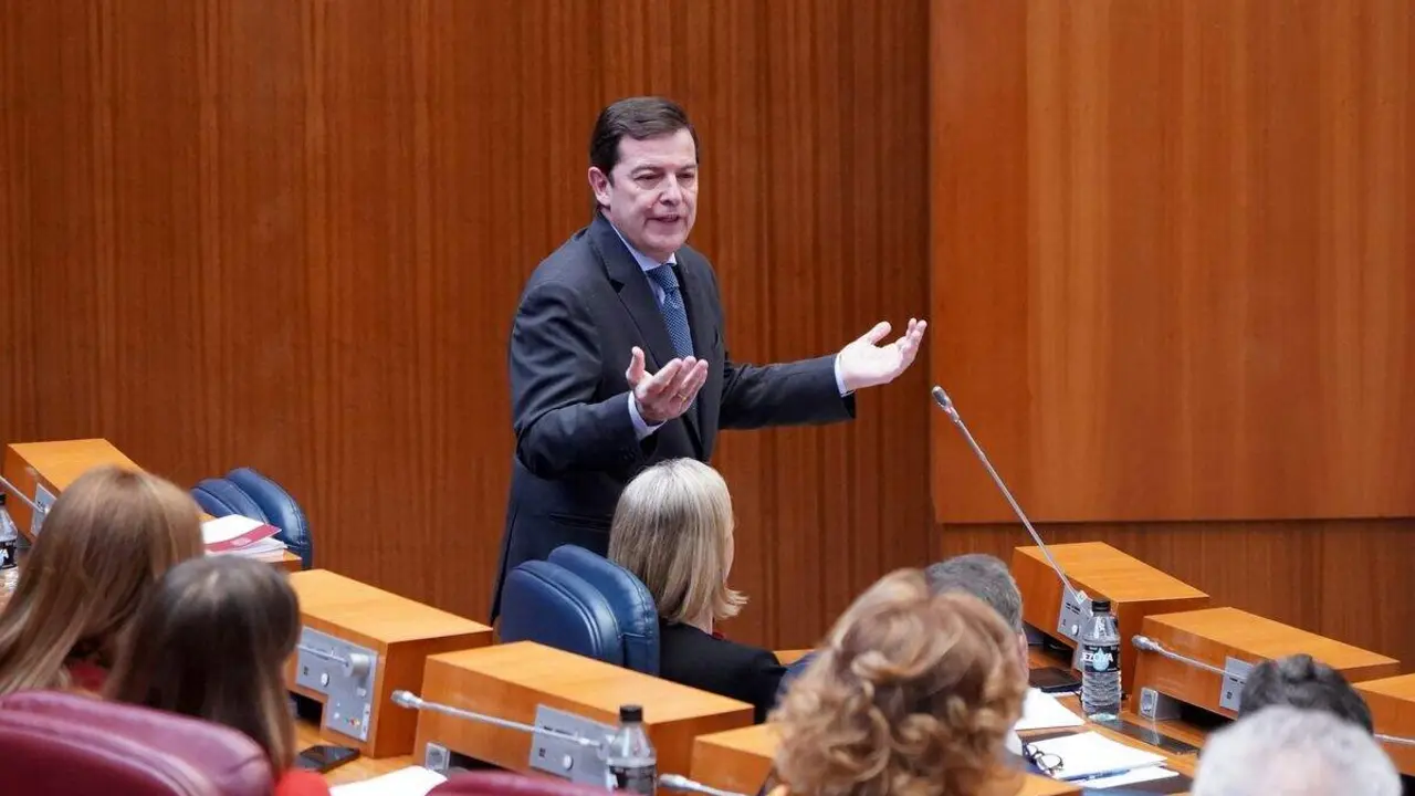 El presidente de la Junta, Alfonso Fern&aacute;ndez Ma&ntilde;ueco, durante su intervenci&oacute;n en la primera sesi&oacute;n del pleno de las Cortes de Castilla y Le&oacute;n que comienza con las preguntas orales de control al Ejecutivo auton&oacute;mico. Foto: Ical