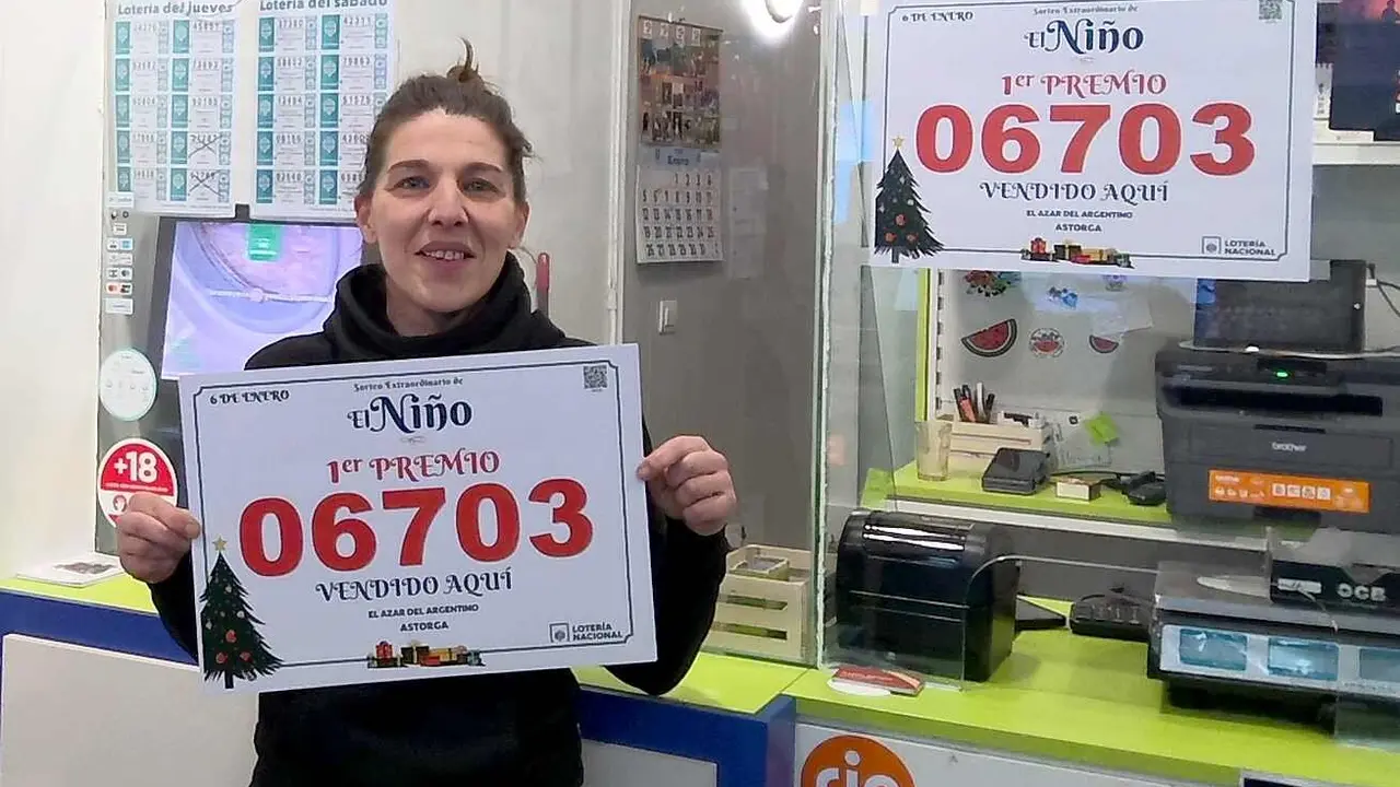 Dos d&eacute;cimos del 6.703 han sido vendidos en el punto de venta mixto de Astorga 'El azar del argentino'. En la fotograf&iacute;a, la lotera con el cartel del premio premio.