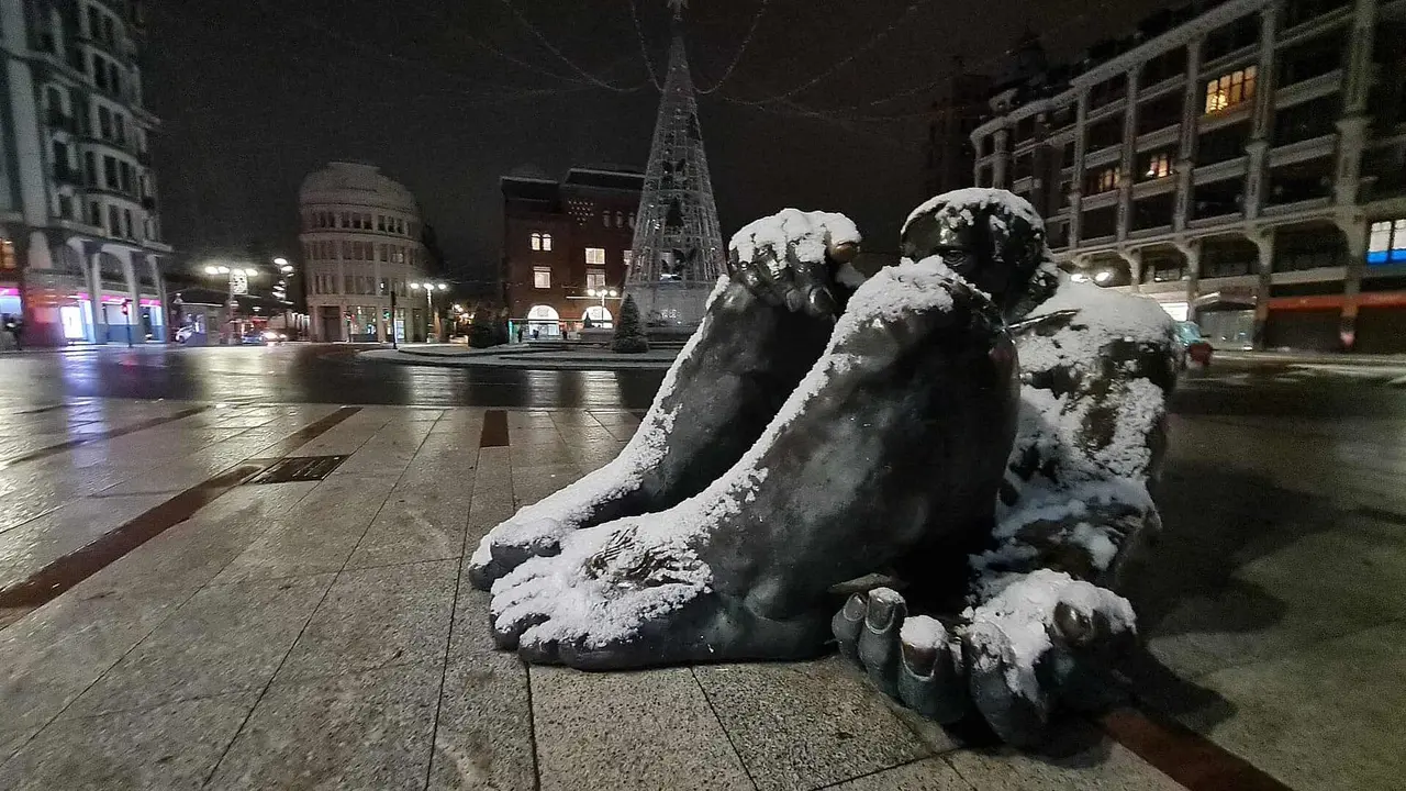 La provincia de Le&oacute;n se mantiene en alerta amarilla por bajas temperaturas y posibles nevadas de hasta cinco cent&iacute;metros, a &ldquo;cualquier altitud&rdquo; seg&uacute;n los &uacute;ltimos avisos de la Agencia Estatal de Meteorolog&iacute;a (Aemet). Durante la madrugada la capital ha recibido una tormenta de nieve moderada que se ha extendido al resto de la provincia.