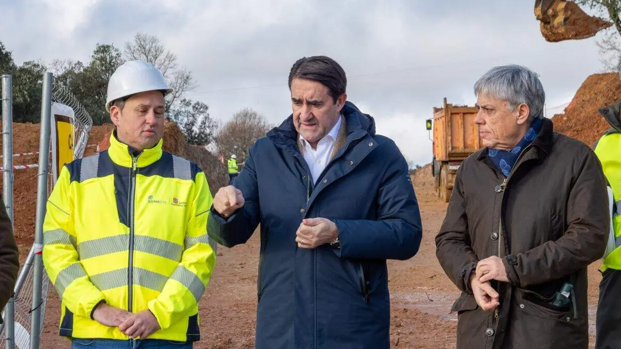 El consejero de Medio Ambiente, Vivienda y Ordenaci&oacute;n del Territorio, Juan Carlos Su&aacute;rez-Qui&ntilde;ones, visita las actuaciones que la Junta de Castilla y Le&oacute;n est&aacute; impulsando en el Pol&iacute;gono Industrial de El Bayo, en el municipio de Cubillos del Sil (Le&oacute;n)