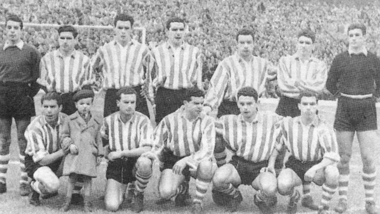 Alineaci&oacute;n del Athletic de Bilbao, en 1953, durante la inauguraci&oacute;n de La Puentecilla en Primera Divisi&oacute;n.
