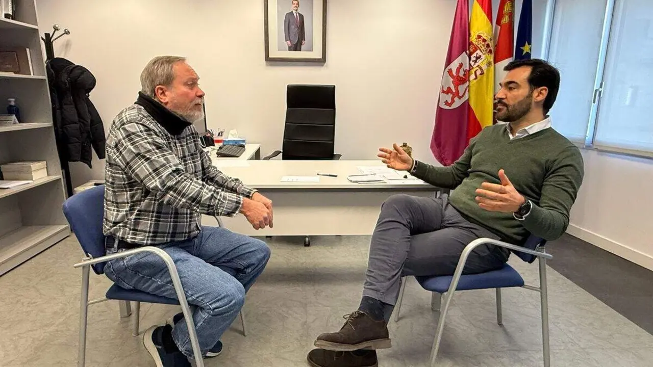 El portavoz del PP en el Ayuntamiento de Le&oacute;n, David Fern&aacute;ndez (D), conversa con el portavoz de la asociaci&oacute;n de venezolanos residentes en Le&oacute;n, Tirso Alfonso Gonz&aacute;lez, este mi&eacute;rcoles. Foto: PP Le&oacute;n