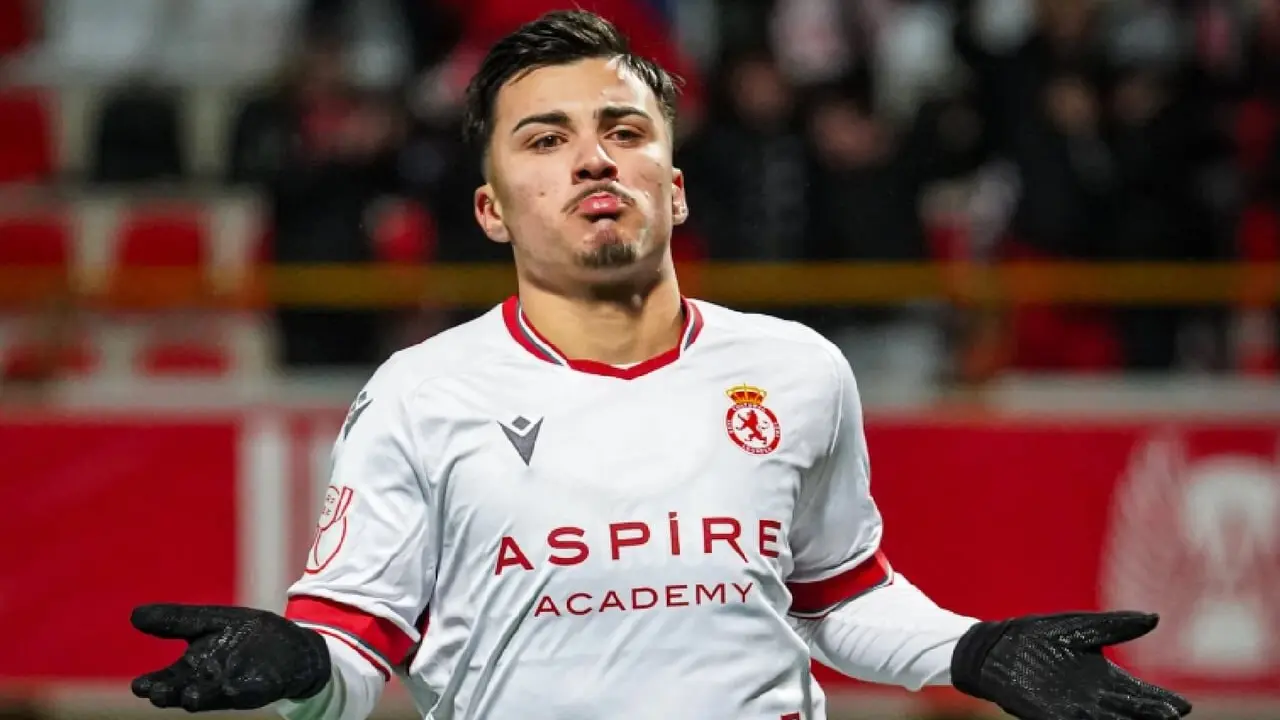 Paco Cort&eacute;s celebra uno de sus goles en el Reino de Le&oacute;n.