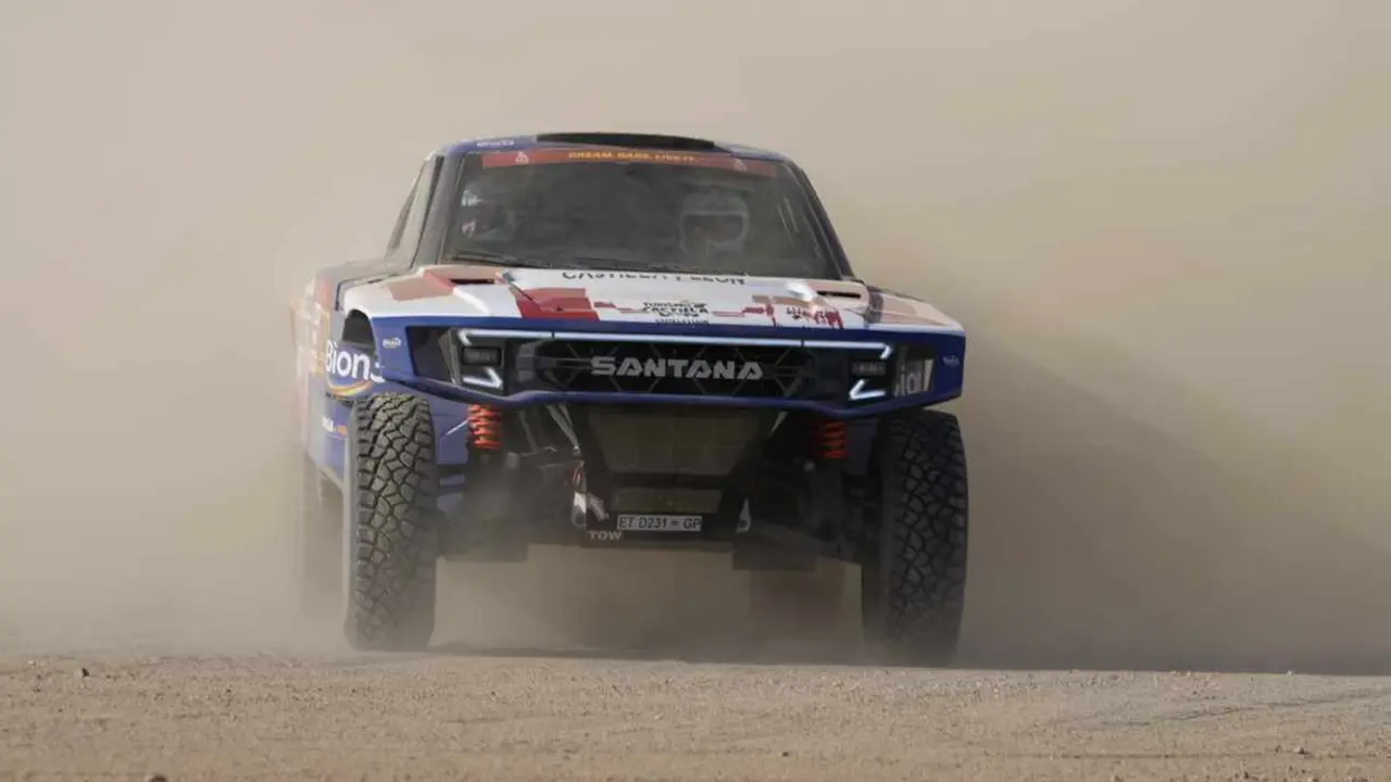 Calleja, a los mandos de su Santana, durante el Dakar.