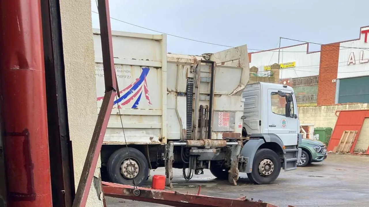 Imagen de uno de los veh&iacute;culos para la recogida de basura en San Andr&eacute;s y que permanece averiado.