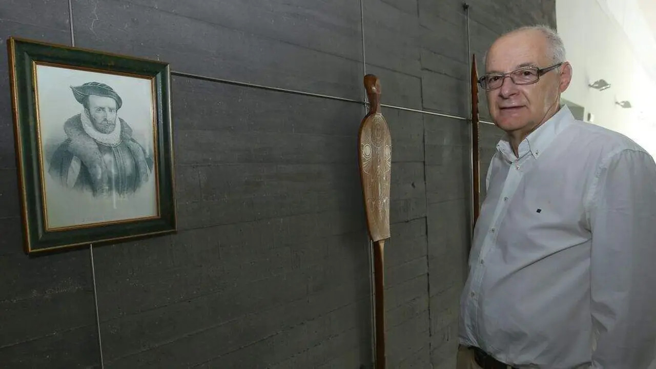 El historiador Vicente Fern&aacute;ndez 'Tito', en la exposici&oacute;n personal '&Aacute;lvaro de Menda&ntilde;a y el archipi&eacute;lago de Las Marquesas', con motivo de la puesta en circulaci&oacute;n del sello conmemorativo sobre el navegante berciano