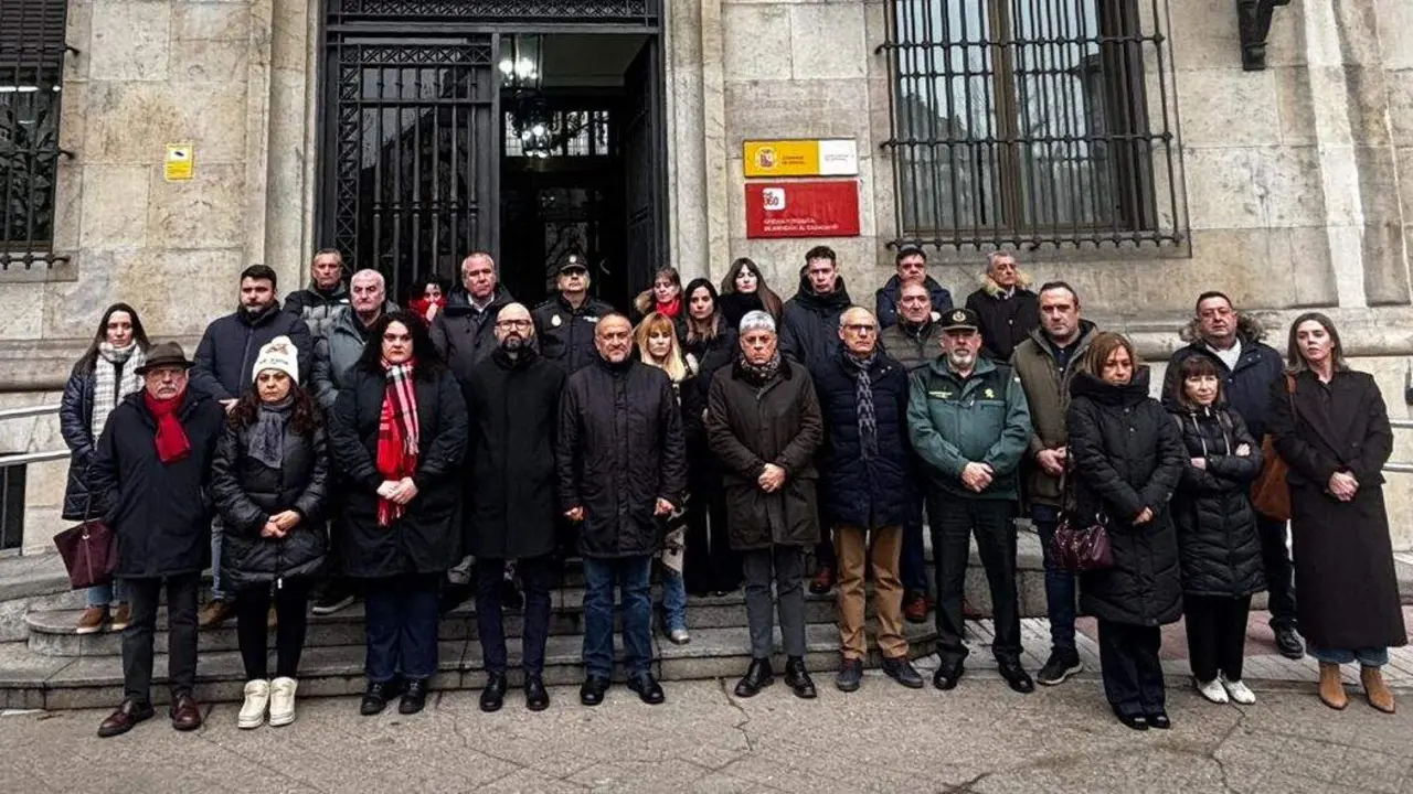 El subdelegado del Gobierno en Le&oacute;n ha presidido el minuto de silencio guardado este mediod&iacute;a y al que han acudido representantes de todas las instituciones. Foto: Sub. Gob.