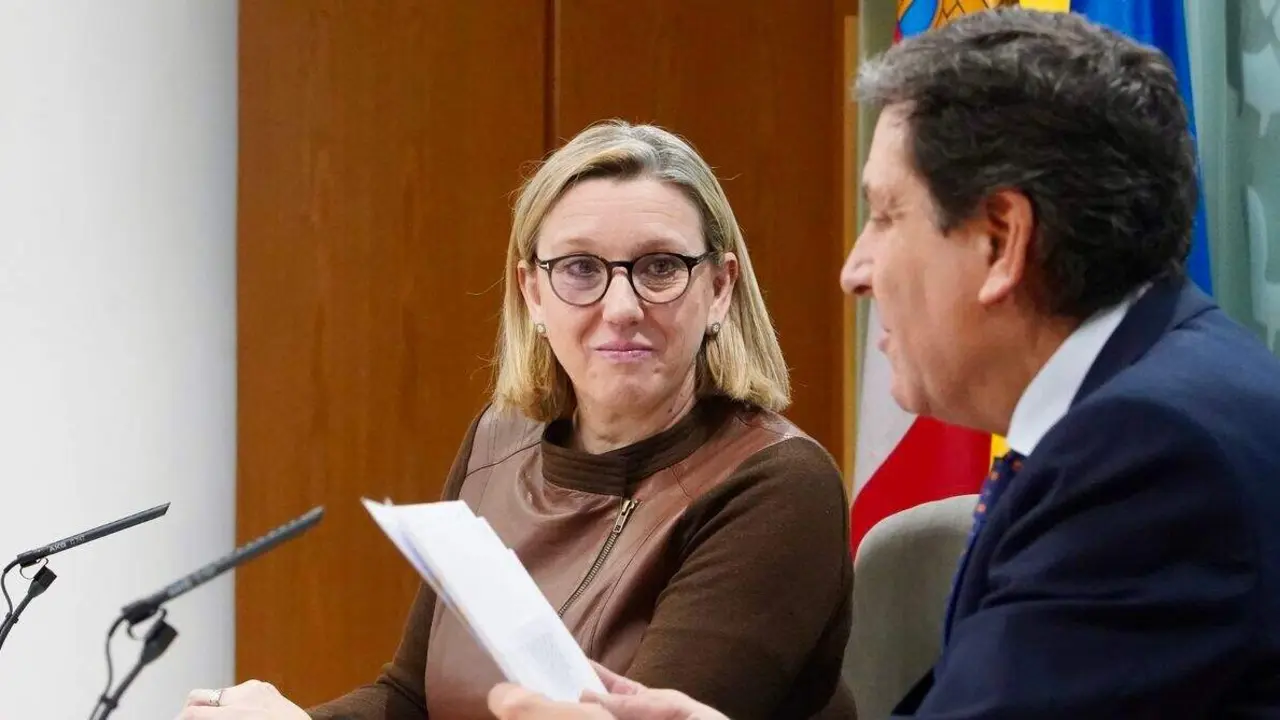 El consejero de Econom&iacute;a y Hacienda y portavoz, Carlos Fern&aacute;ndez Carriedo, y la vicepresidenta y titular de Familia e Igualdad de Oportunidades, Isabel Blanco, comparecen en rueda de prensa posterior al Consejo de Gobierno.