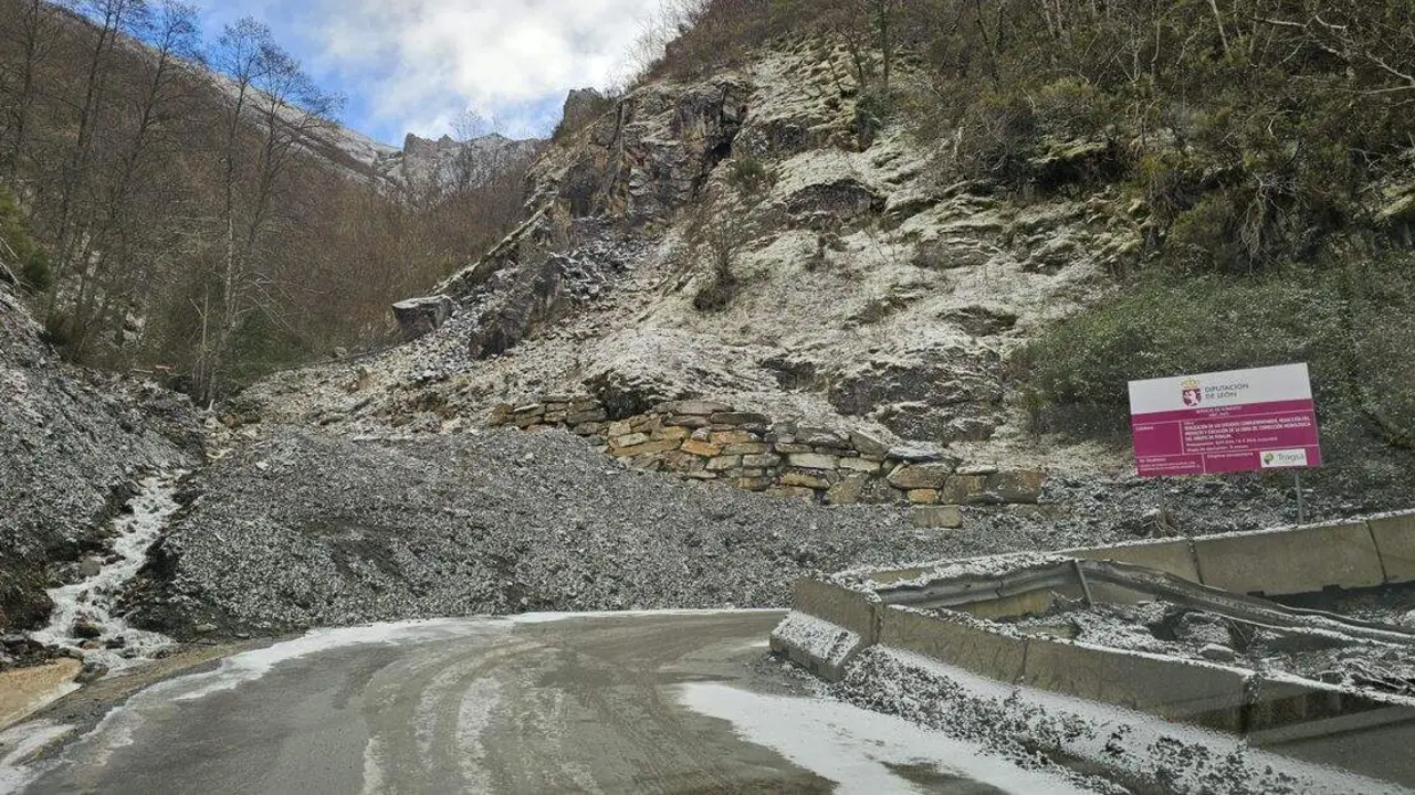 Estado actual de la carretera de Pe&ntilde;alba de Santiago.