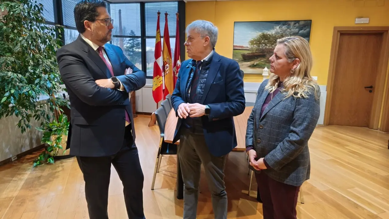 El nuevo decano del Colegio de Abogados, David D. Revilla, conversa con el delegado territorial Eduardo Diego, en presencia de Mar&iacute;a Ar&aacute;nzazu Guti&eacute;rrez. Foto: JCyL
